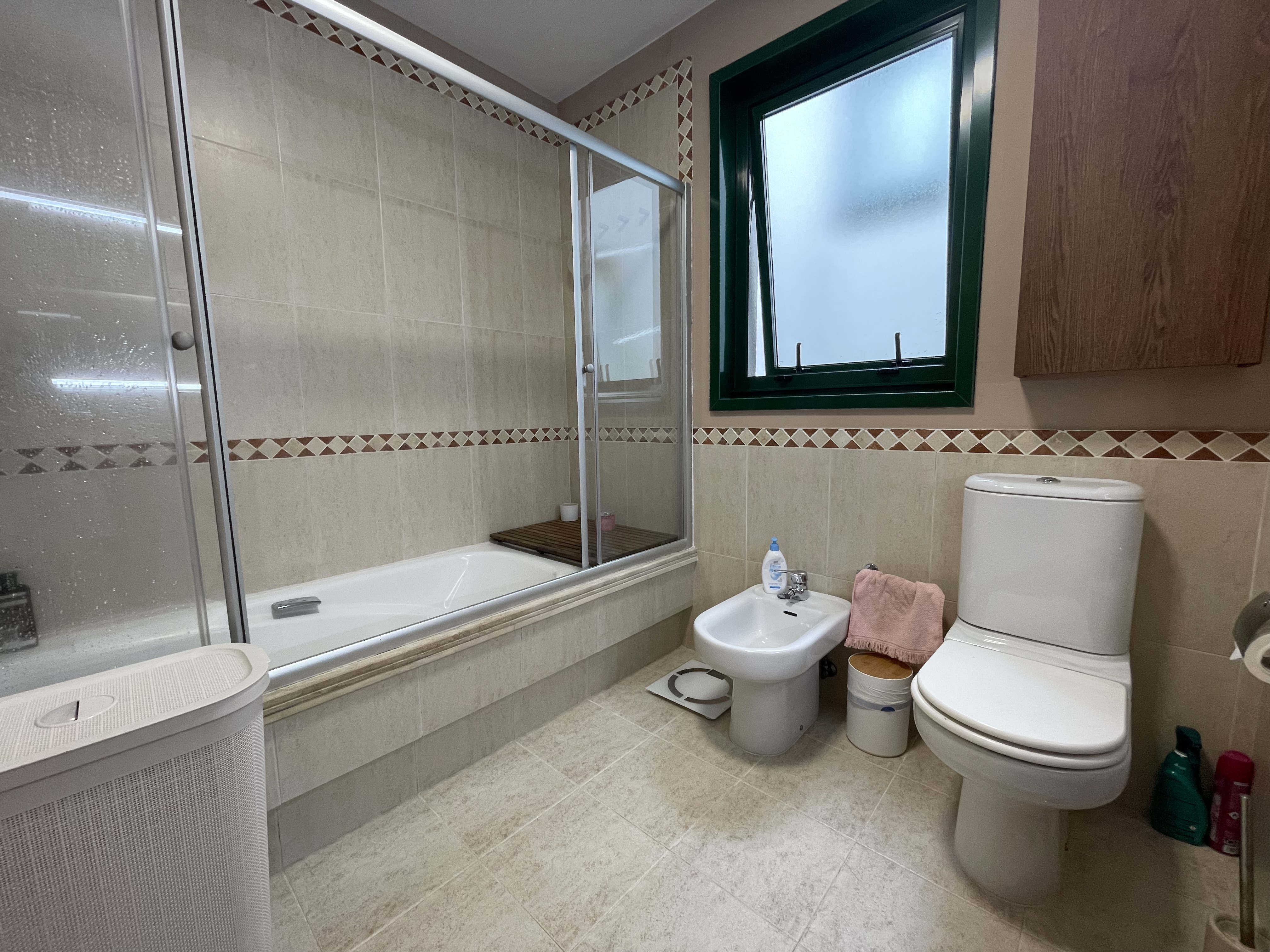 Bañera y sanitarios del baño principal