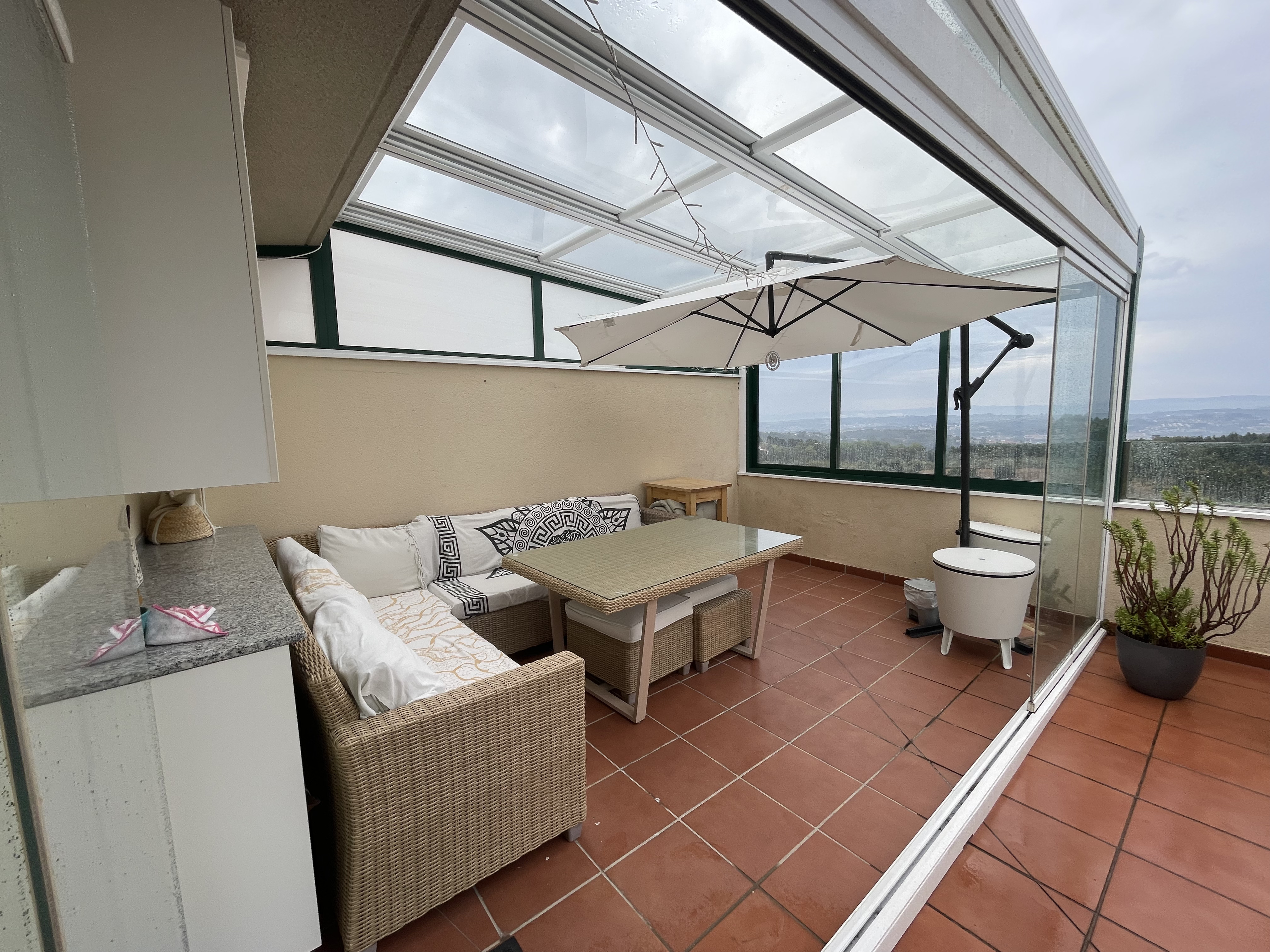 Zona chill-out acristalada en la terraza