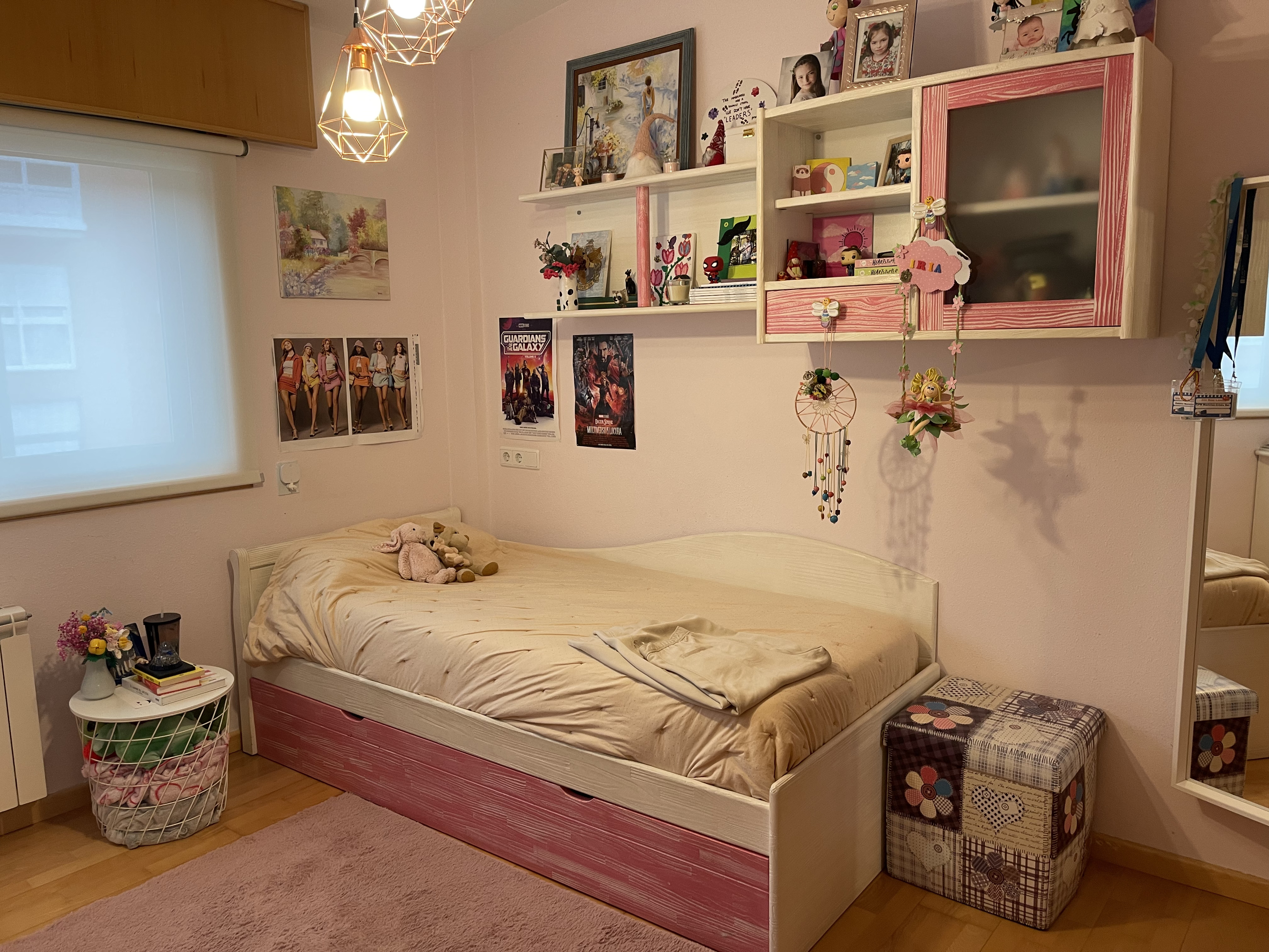 Habitación individual rosa con cama nido