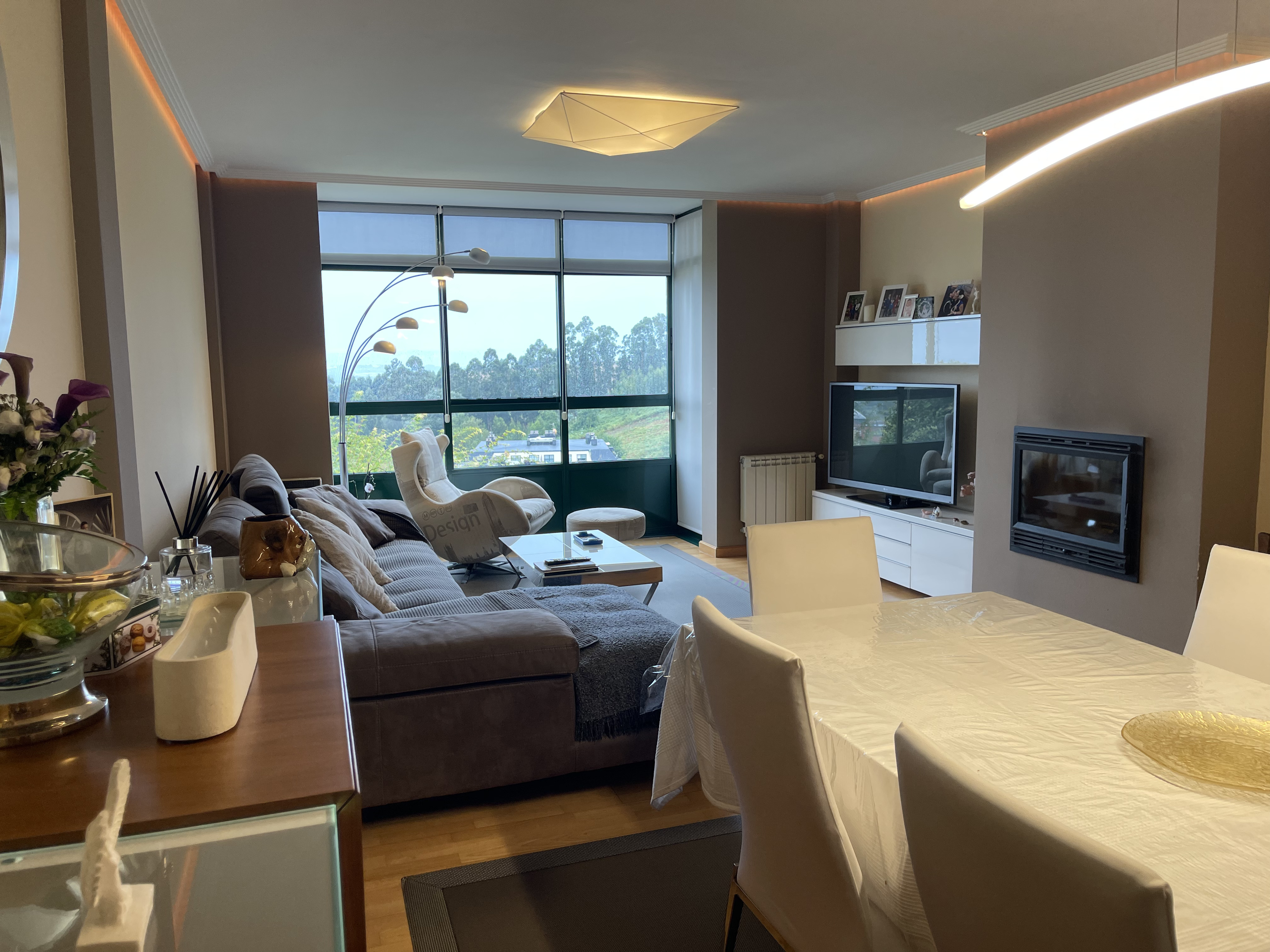 Salón con sofá y televisión