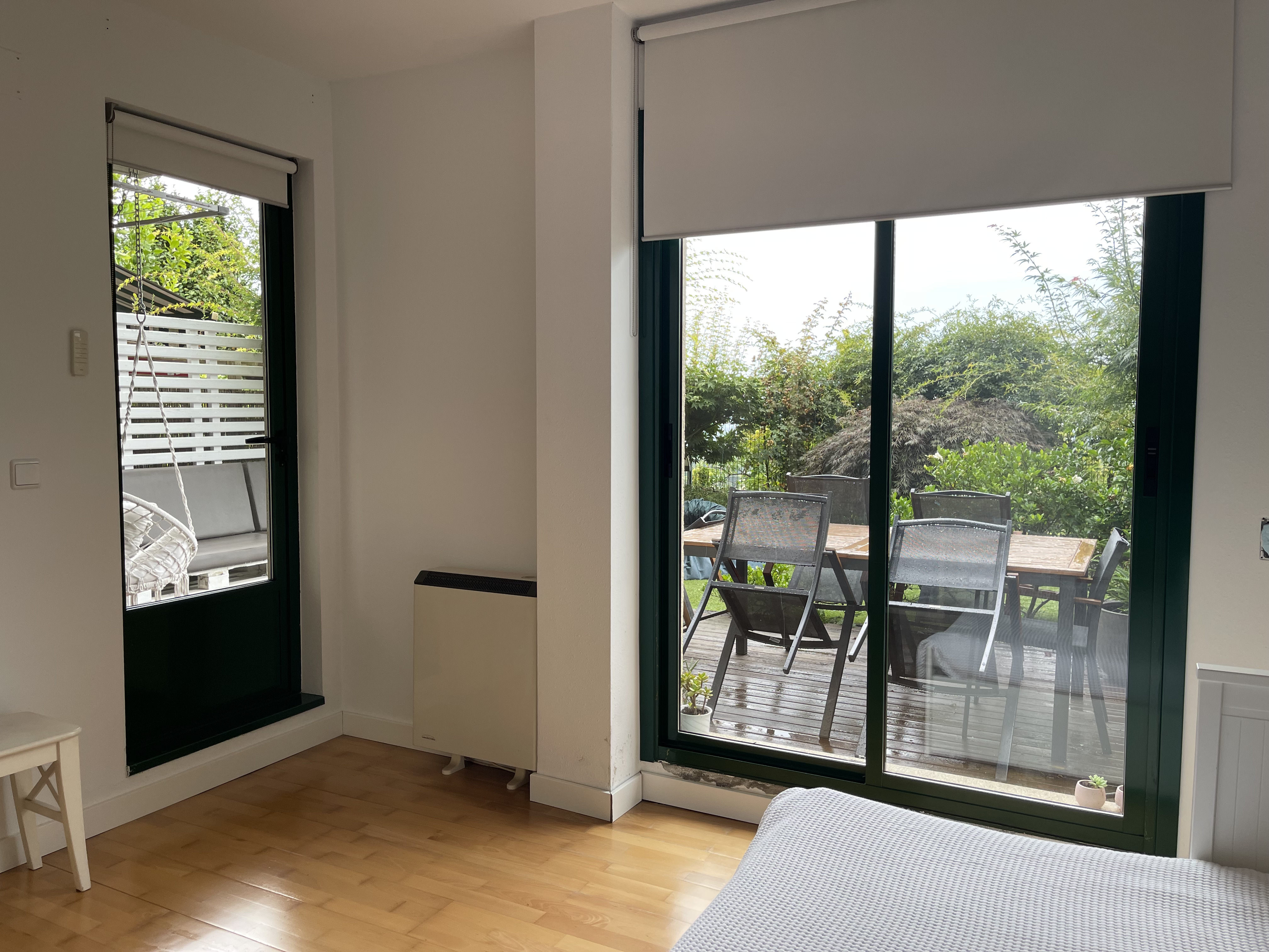 Habitación planta baja y salida al jardín